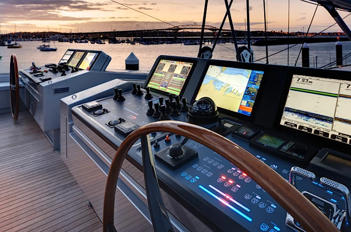 S/Y Vertigo flying bridge