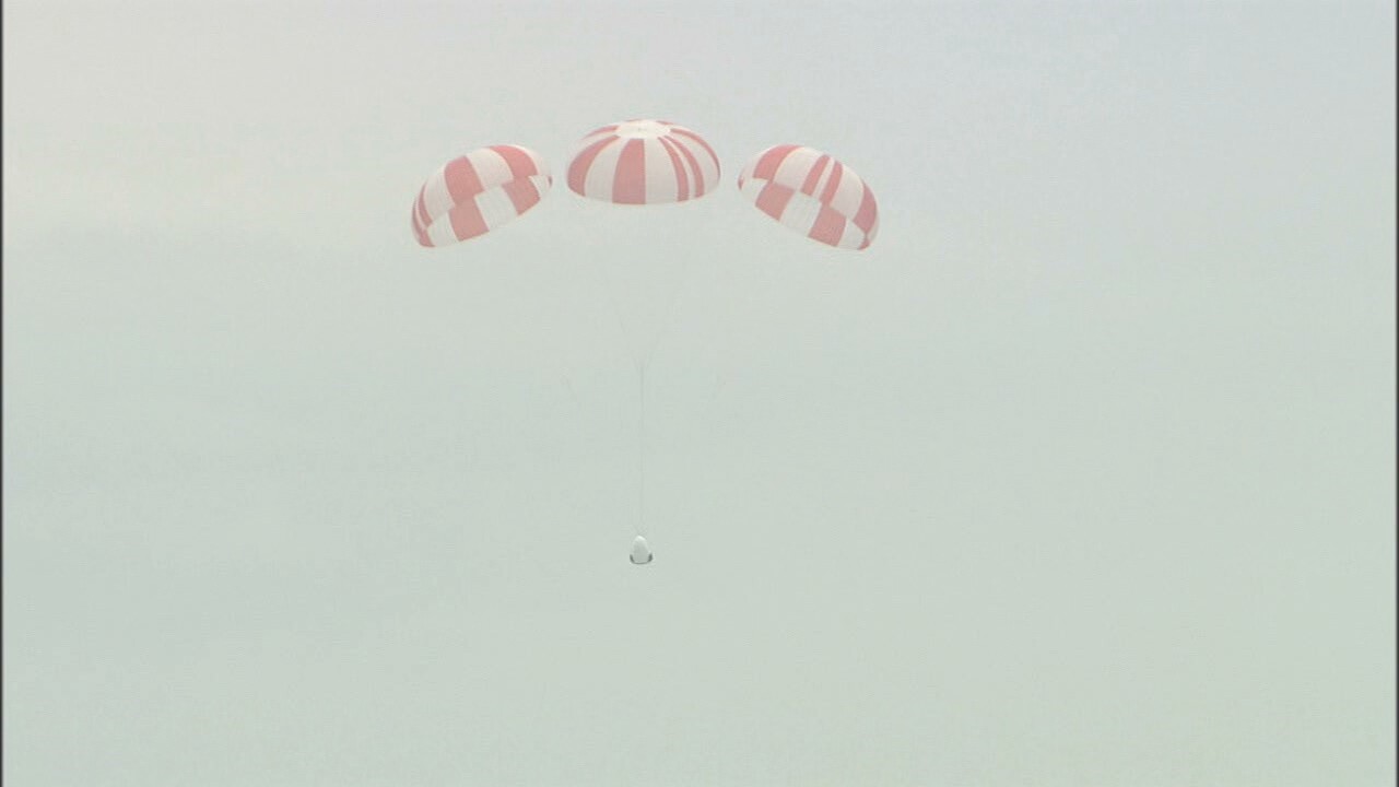 The Crew Dragon capsule descending under three fully-deployed main parachutes (Photo: NASA, SpaceX)