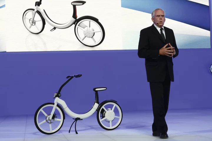Dr. Ulrich Hackenberg rode the Bik.e onto the stage for the unveiling. Dr. Hackenberg is a Member of the Board of Management of the Volkswagen Brand with responsibility for Development