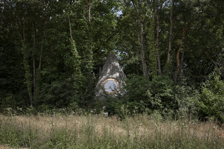 Thérèse is located in a rural forested area of Sergy, in eastern France, and is part of a local artistic residency