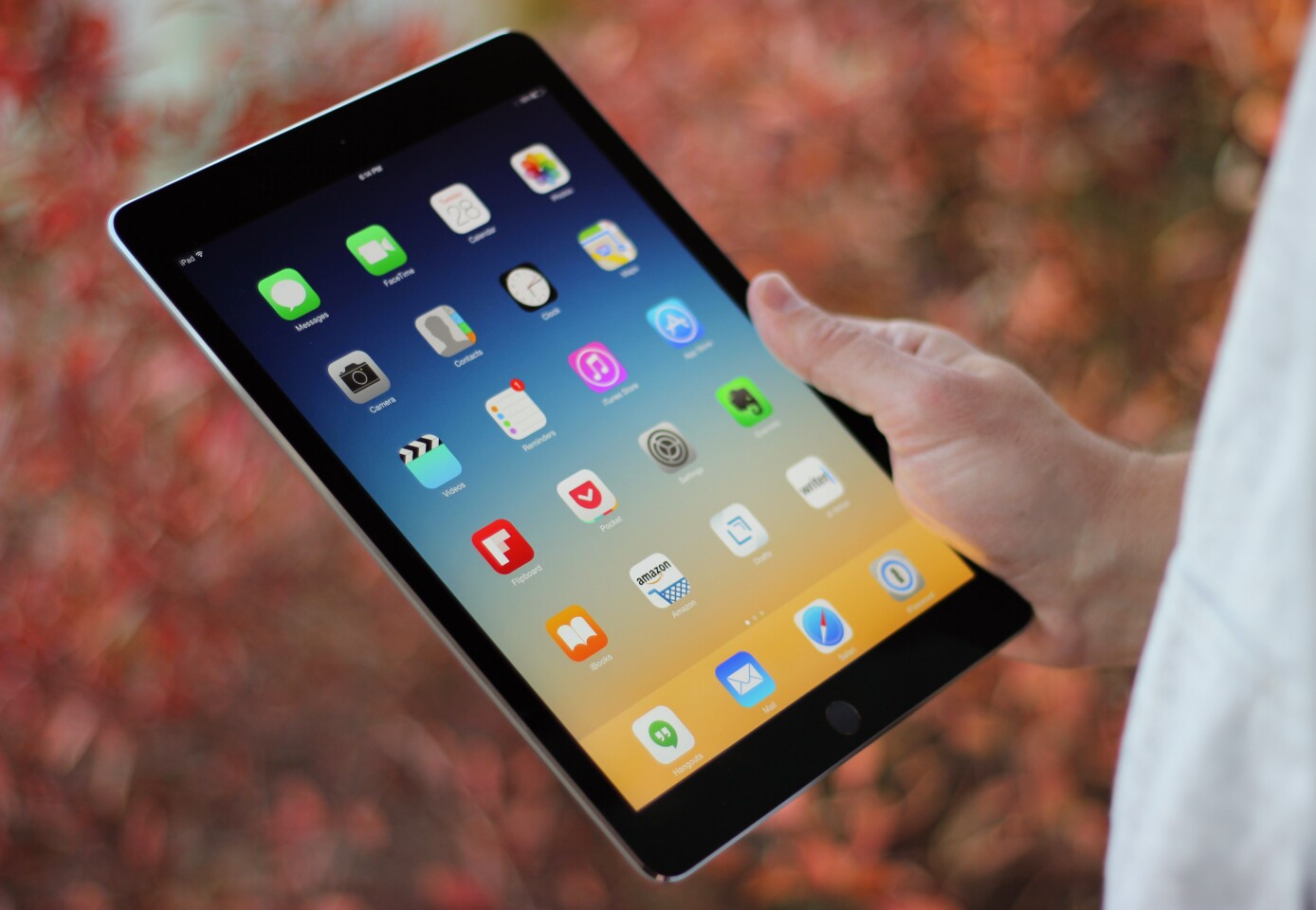The iPad Air 2 weighs a mere 437 g (0.96-lb) (Photo: Will Shanklin/Gizmag.com)