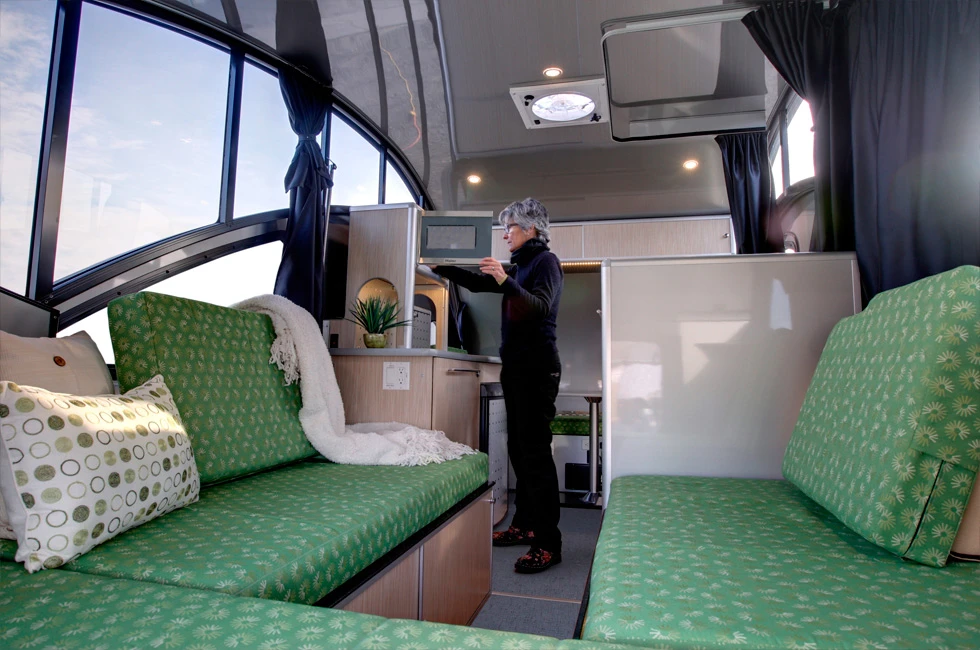 The Alto R 1723 features a contemporary interior design
