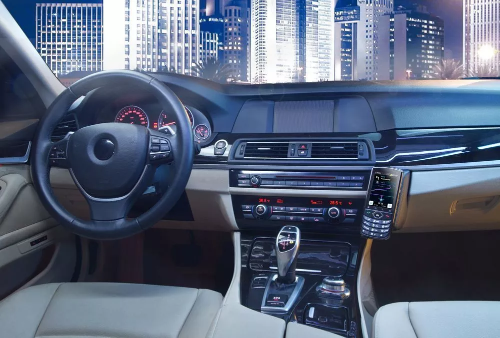 The VOYAGER can be connected to the car’s onboard diagnostics via Bluetooth or RS232 port, so it can provide updates on the car’s systems