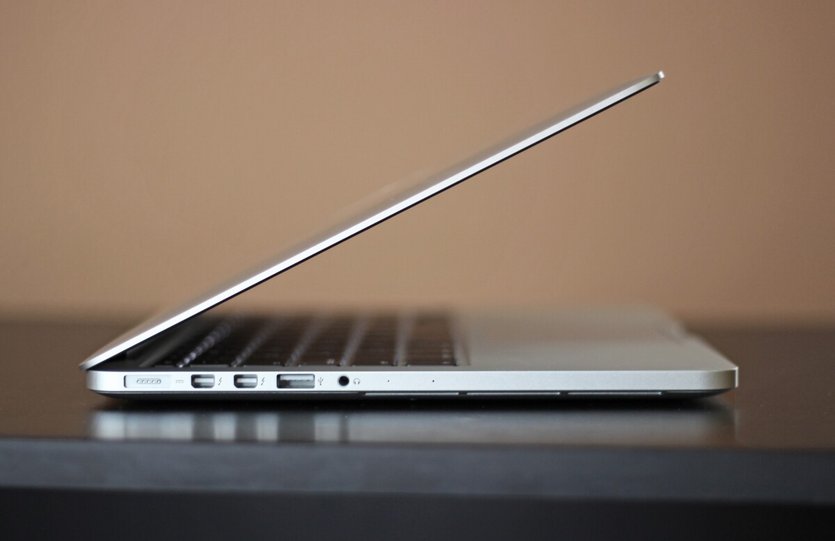 Avec une épaisseur de 18 mm et un poids de 1,6 kg, le Retina MacBook Pro n'est toujours pas aussi léger et mince que le MacBook Air (ou le nouveau modèle 12 pouces) (Photo: Will Shanklin / Gizmag.com)