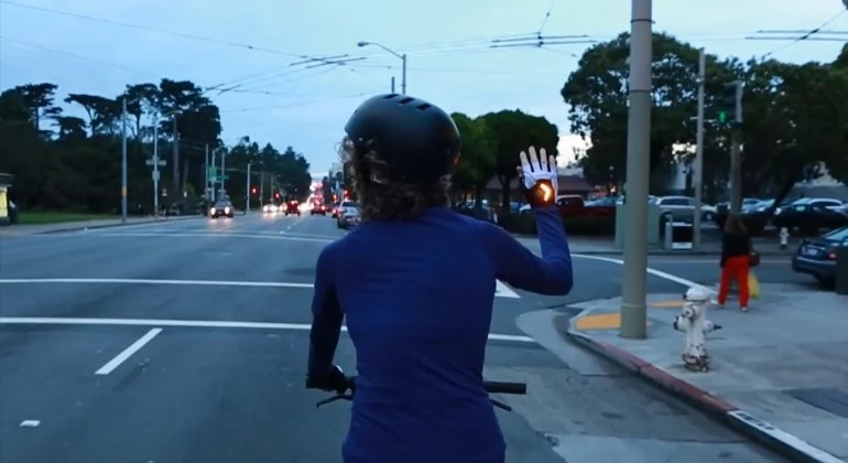 Zackees turn-signalling gloves