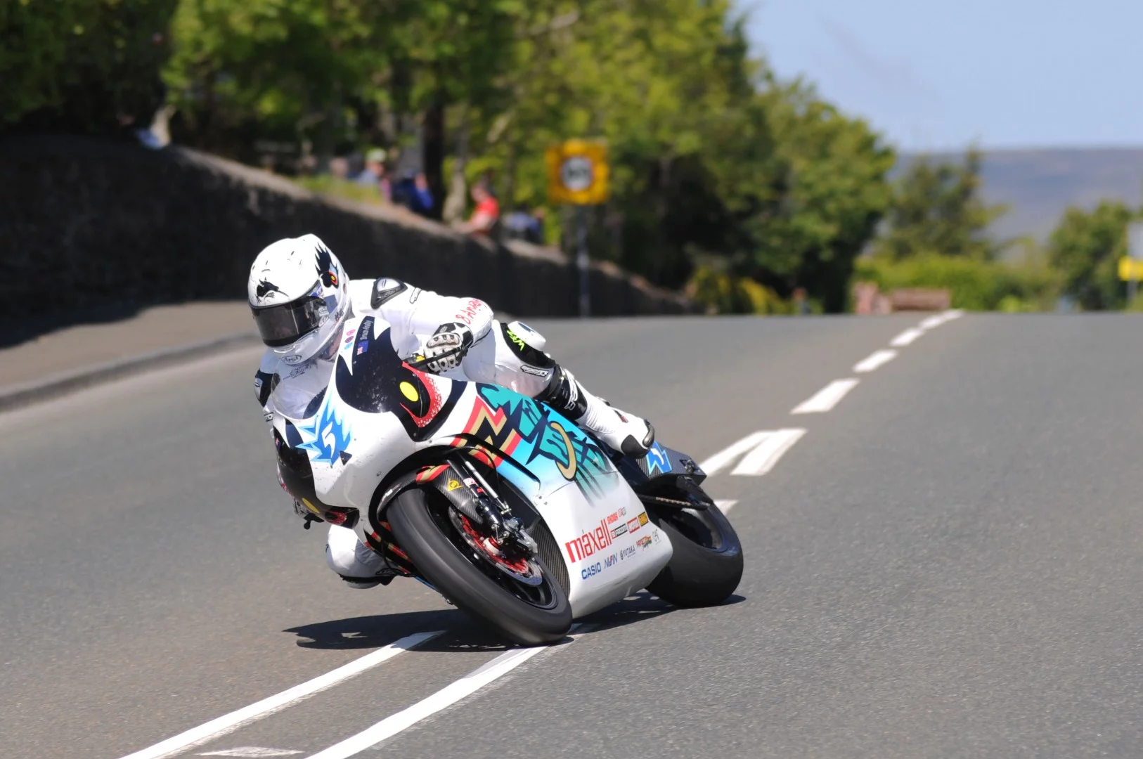 Bruce Anstey gave Juhn McGuinness a run for his money before finishing second at the 2015 TT Zero Challenge