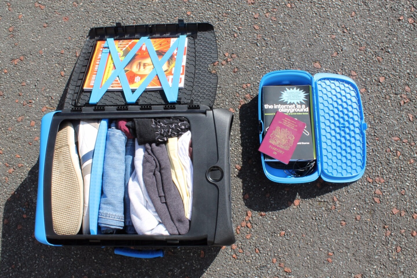 The pop-out compartment can't be locked into place and isn't lockable itself