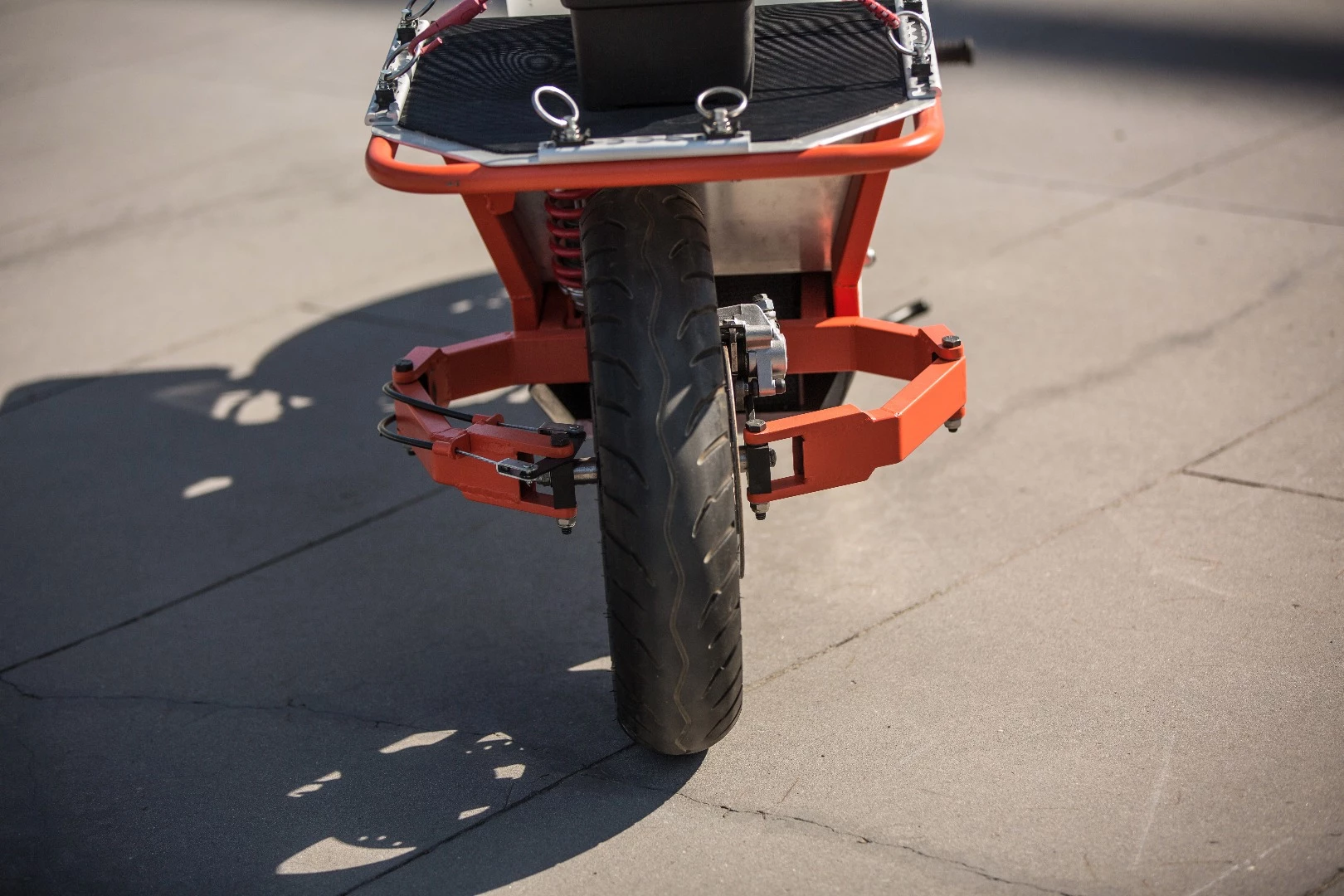 EsCargo: unique double knuckle steering system works a bit like a hub steering unit