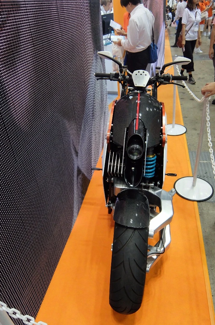 A direct front end view shows the hugely asymmetrical design of the zec00