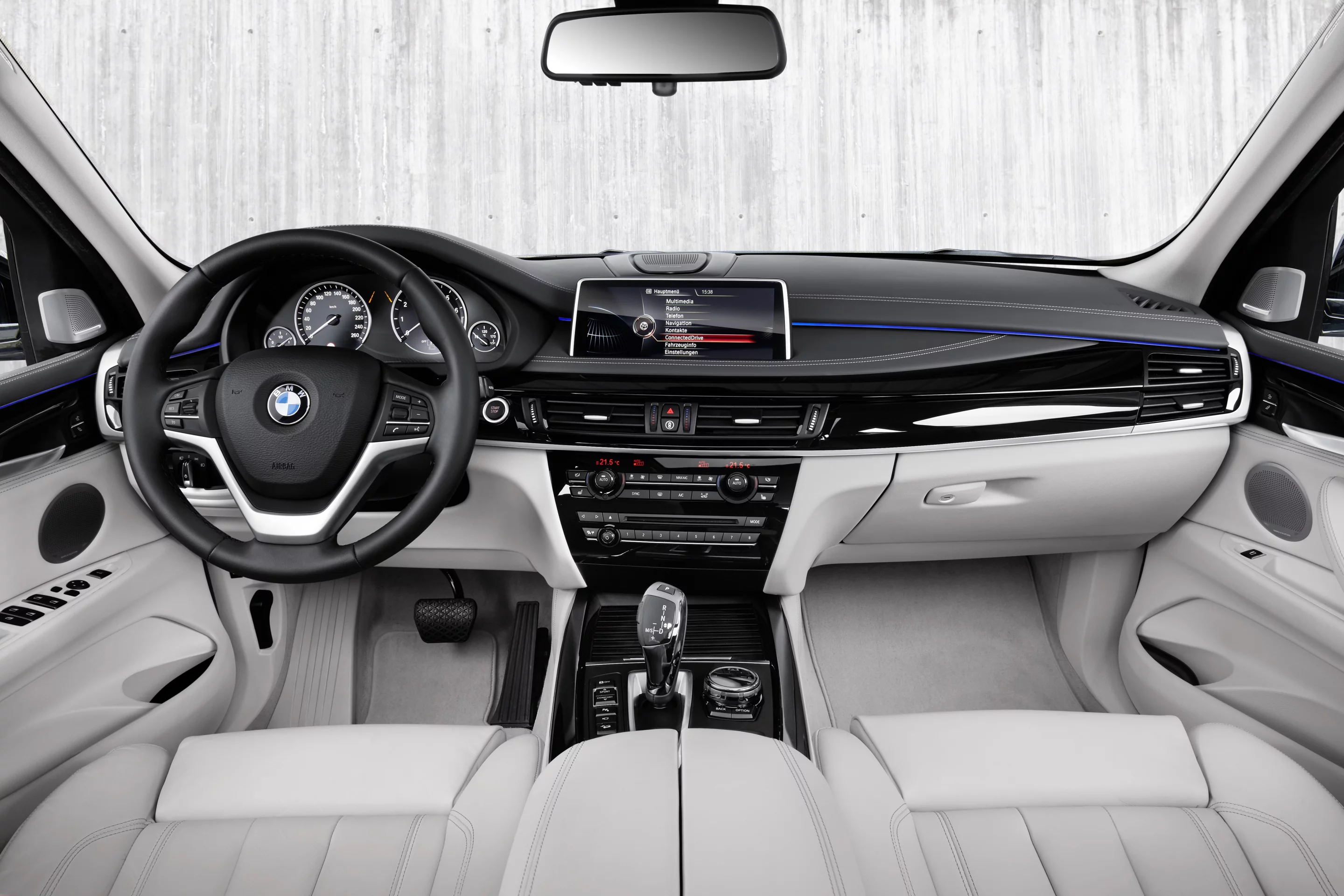 The dash of the new BMW X5 xDrive40e, modern and efficient