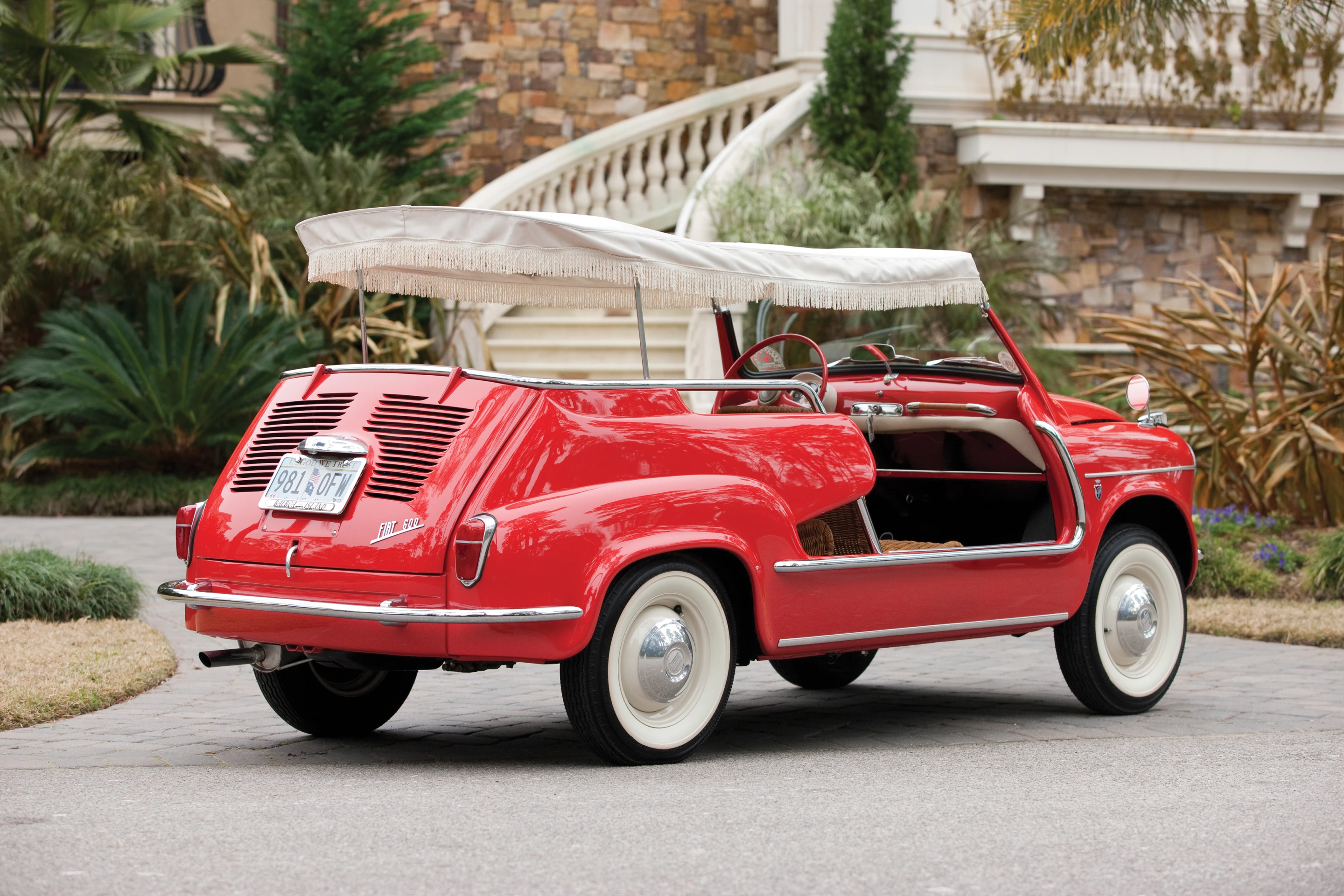 The 1959 Fiat 600 runs on a 21 bhp, 633 cc inline OHV four-cylinder engine and four-speed manual gearbox