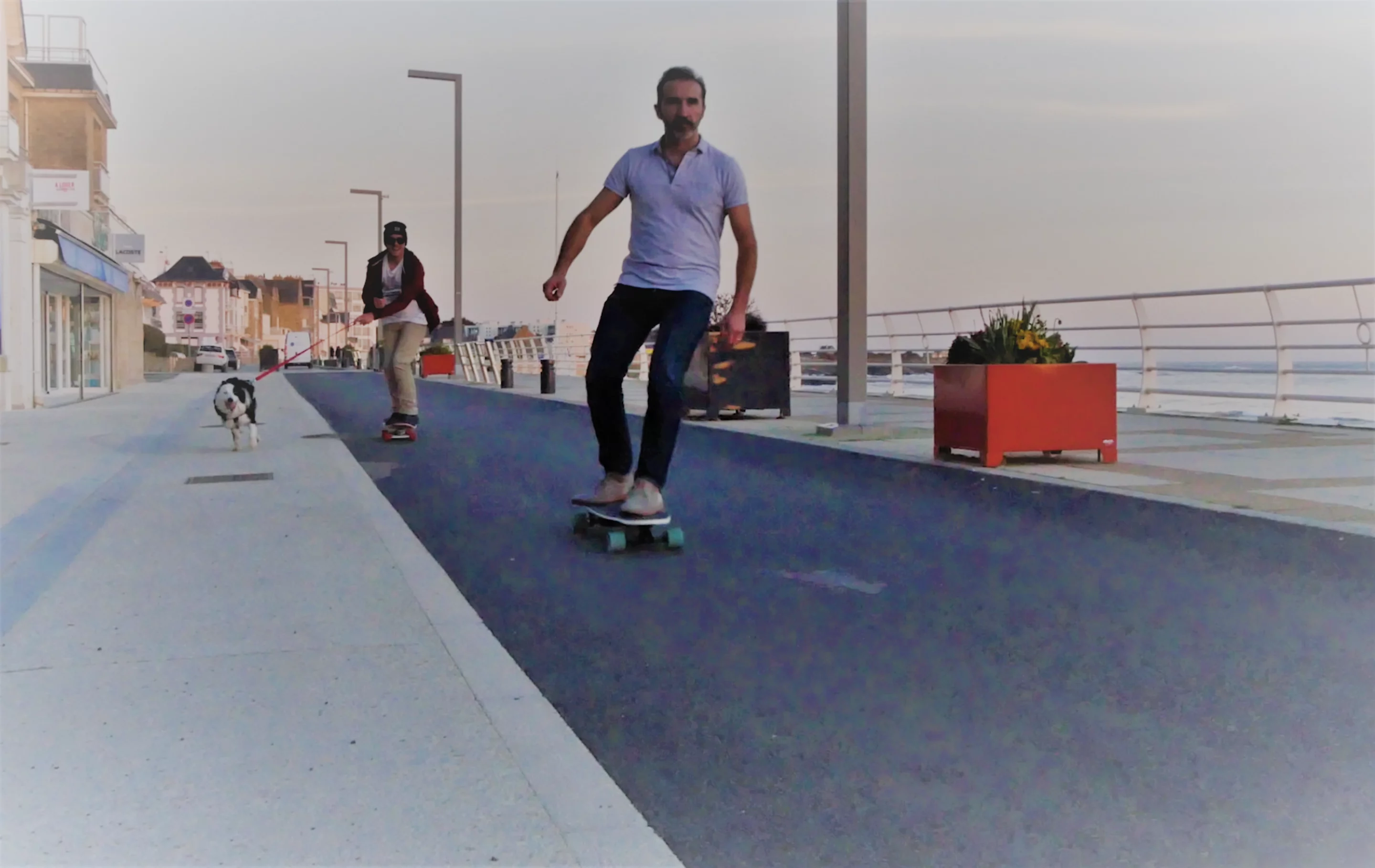 French startup Bird feels that the hand-held ride controllers that inevitably accompany electric skateboards are cumbersome and unnecessary, so its longboard does away with them