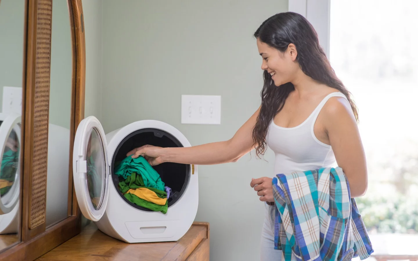 The Morus Zero is capable of drying up to 3.3 lb (1.5 kg) worth of clothes at one time