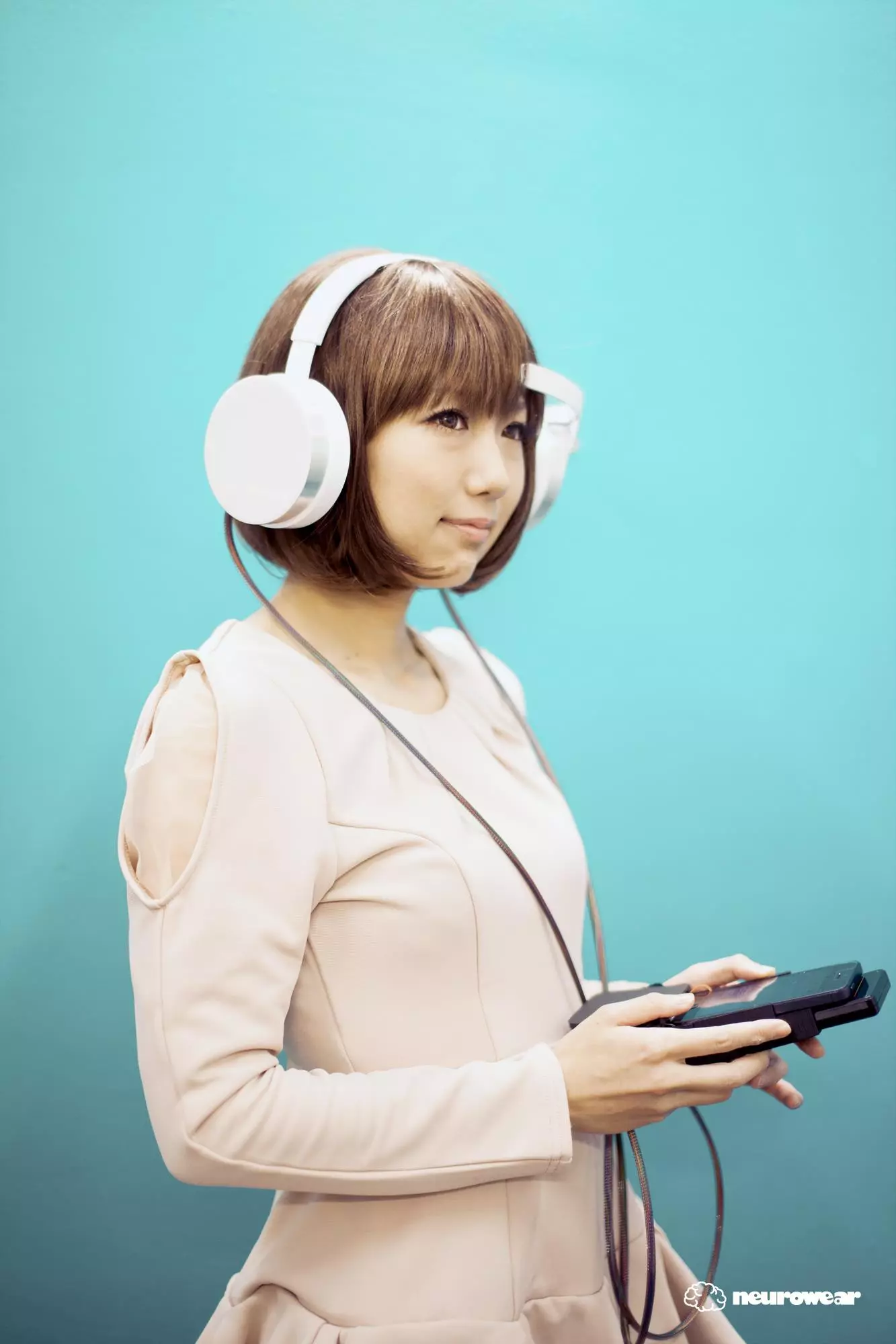 Aside from an extra bulky appearance, Mico looks like a typical set of over-the-ear headphones, but with the addition of an EEG (electroencephalograph) sensor protruding from the front