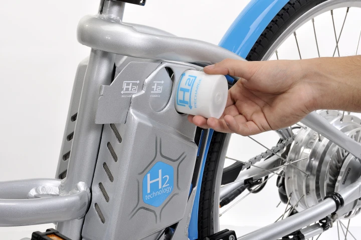 The compact hydrogen cartridges make it easy to expand the Alter's range