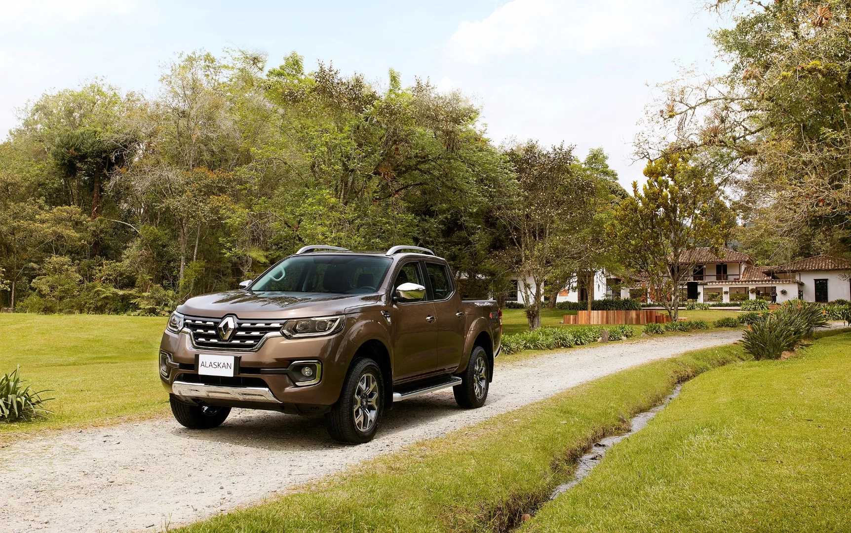 Renault reveals the production Alaskan pickup