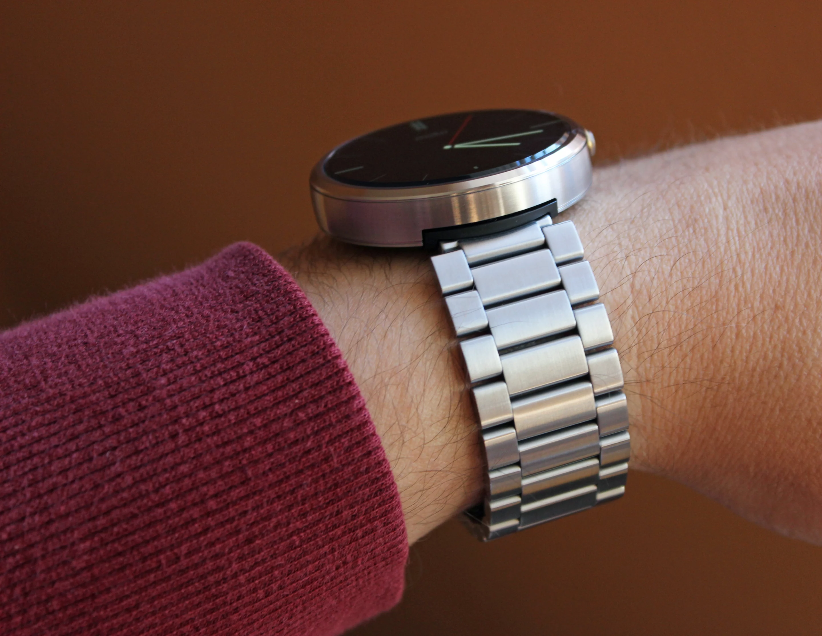 If you don't mind paying an extra US$50 over the leather band version, the steel band variant of the Moto 360 really pops (Photo: Will Shanklin/Gizmag.com)