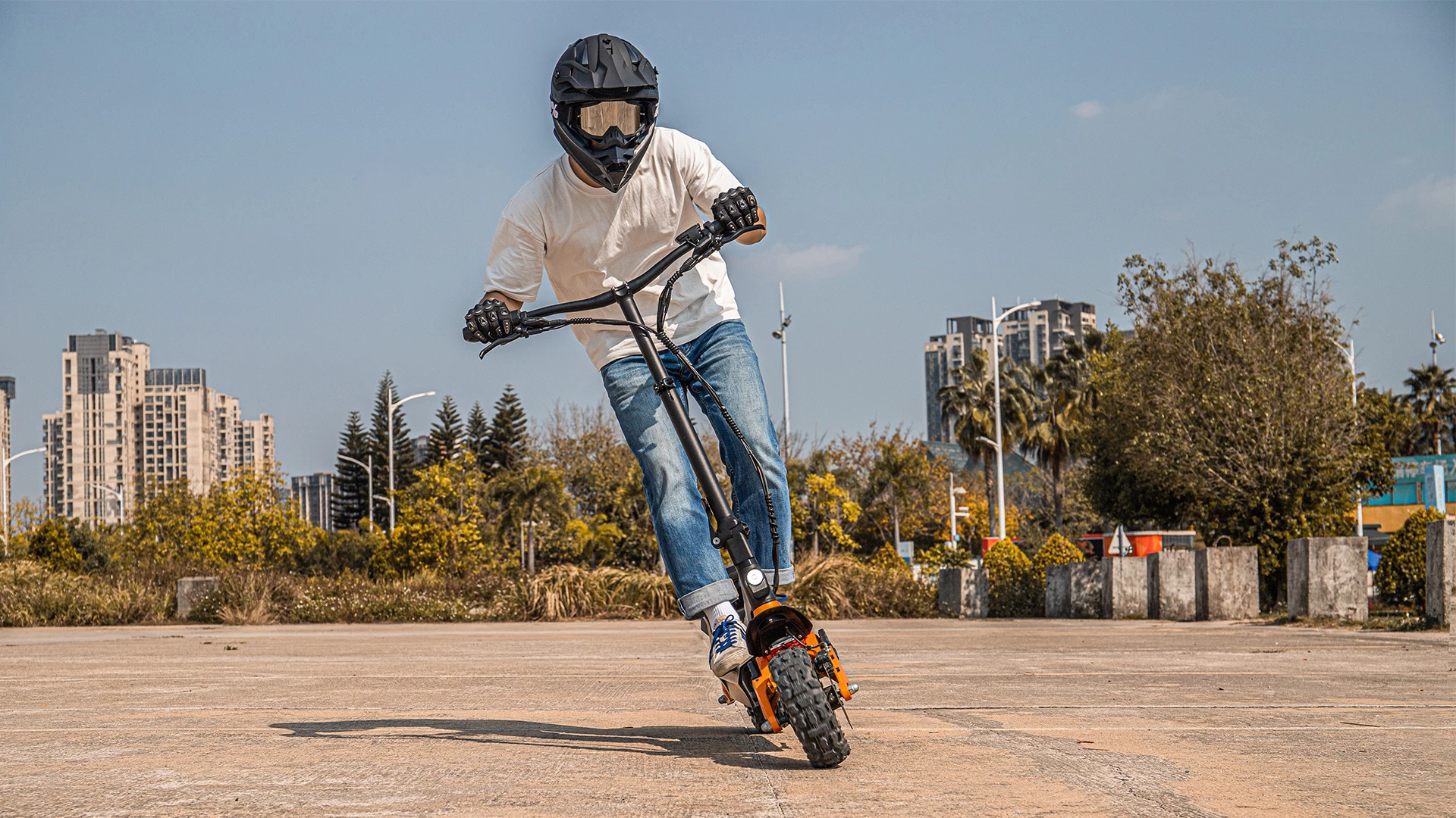The Beast comes with an adjustable handlebar stem to accommodate different rider height, and to switch between stand-up and sit-down ride modes