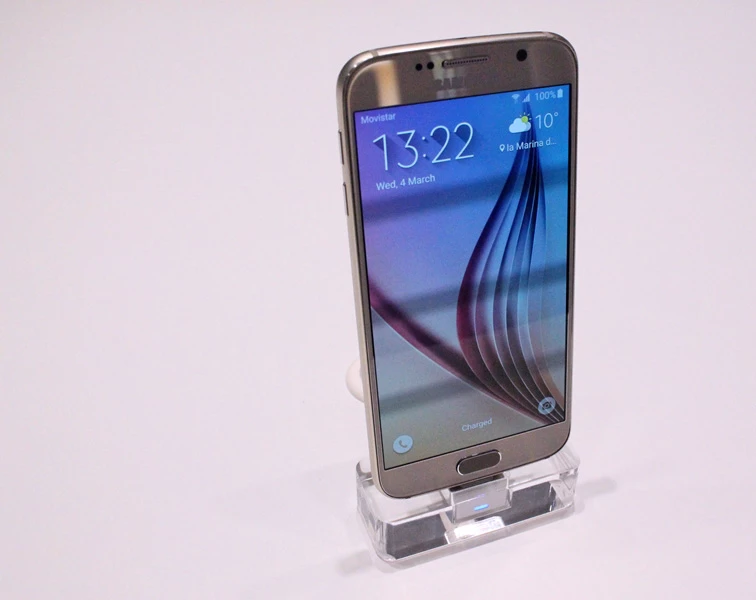 The Samsung Galaxy S6, standing tall (Photo: Stu Robarts/Gizmag.com)