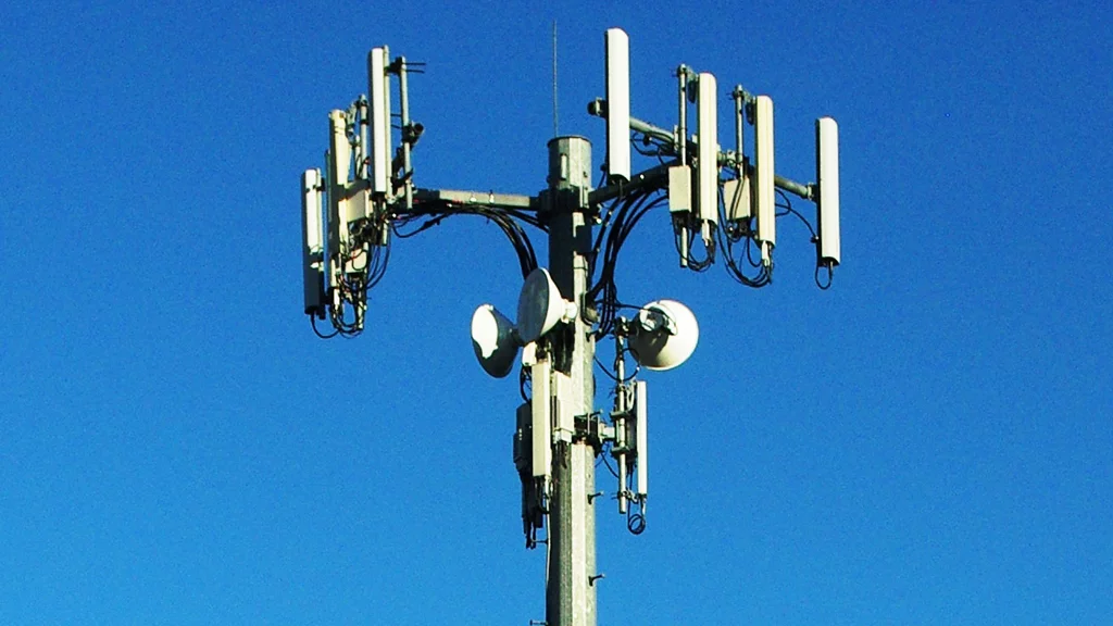 A mobile phone tower provides 3G broadband access to those without a direct Internet connection (Image: Aboutmovies via Wikipedia Commons)