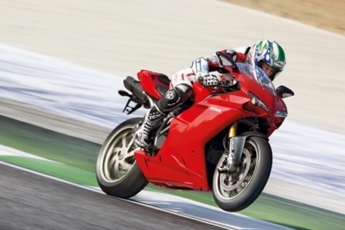 Troy Bayliss thrashes the 2009 Ducati 1198S
