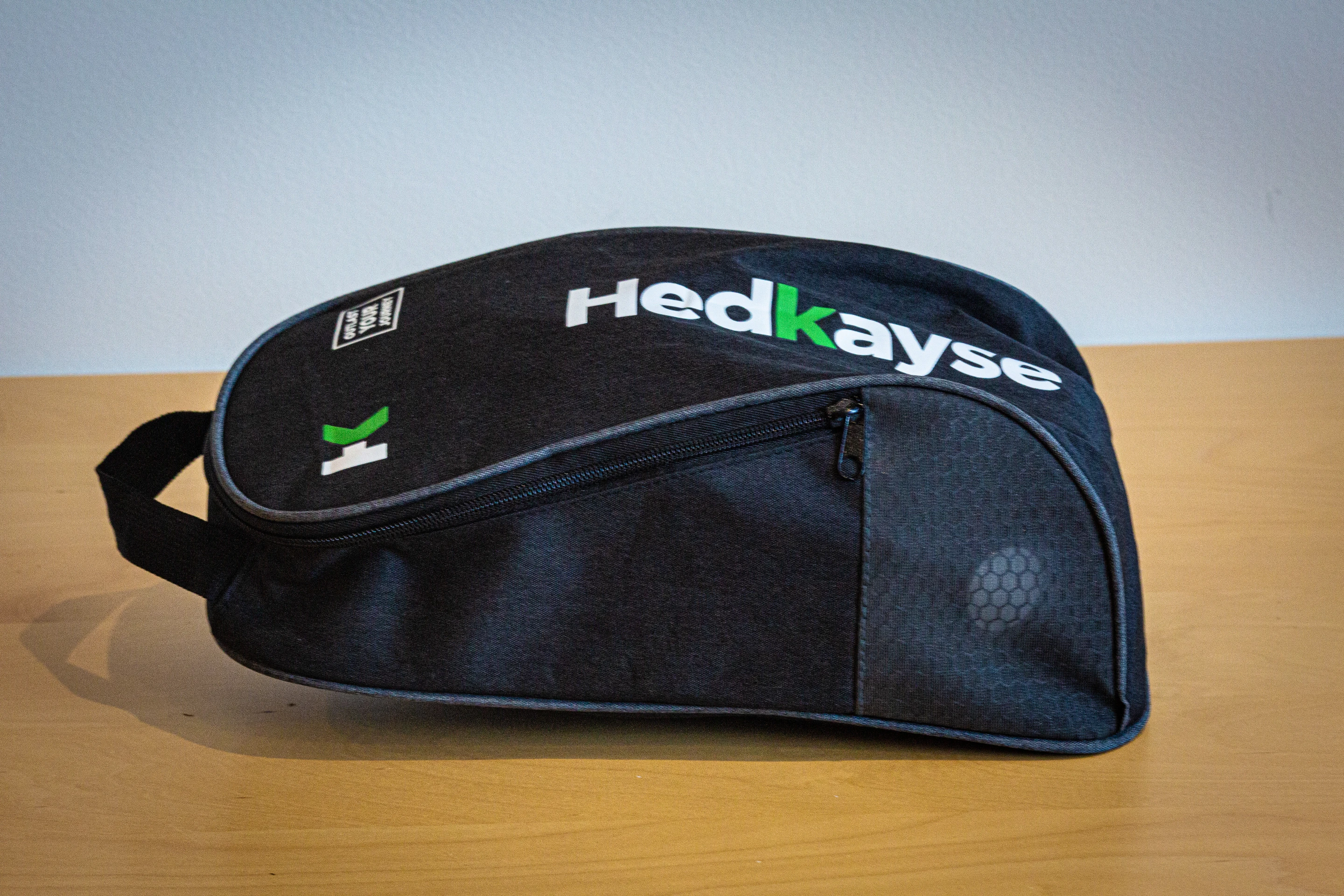 The The Hedkayse One folds up into this little carry case