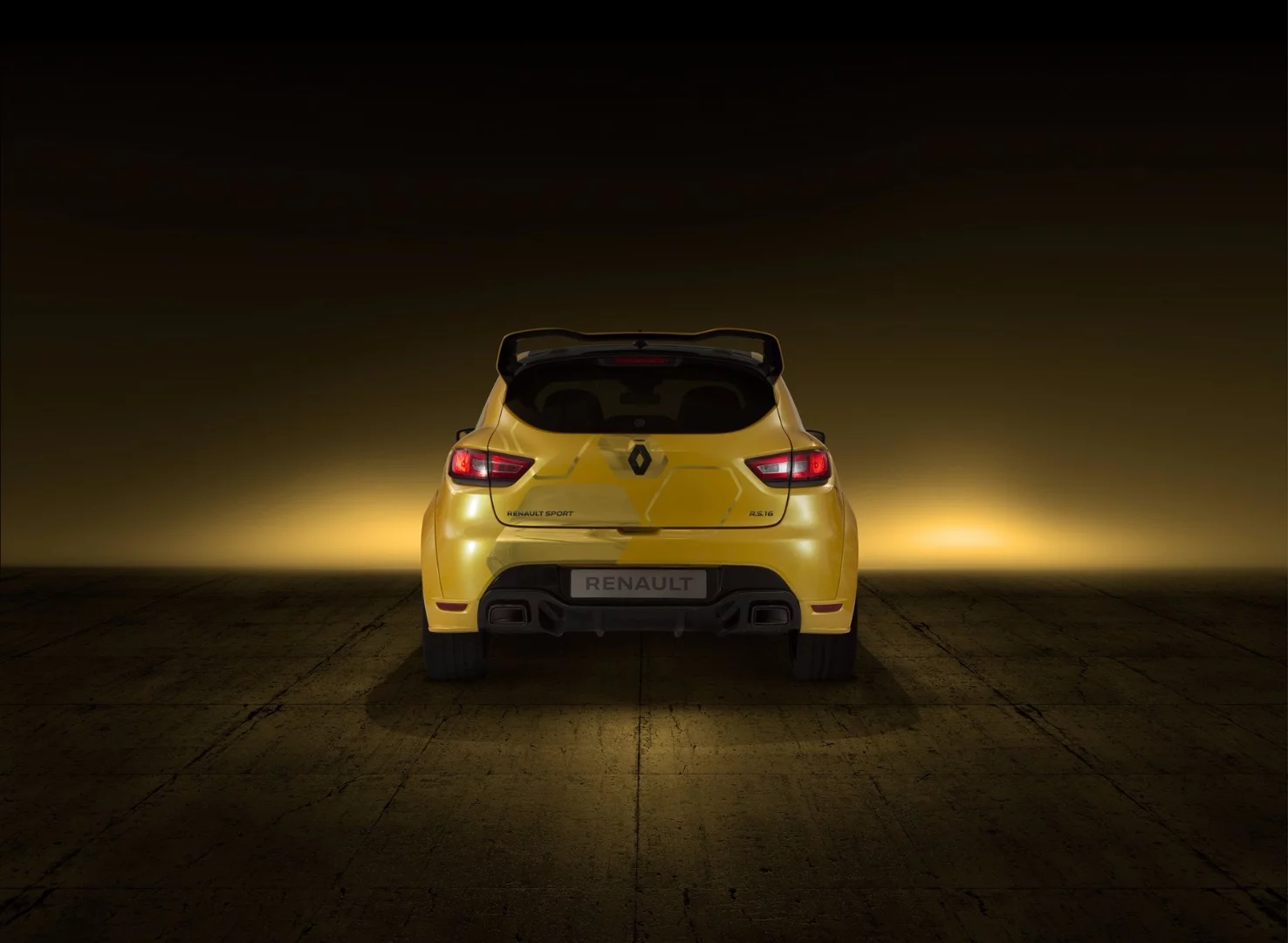 The exhaust system of the Clio R.S. 16 was revised to accommodate the engine