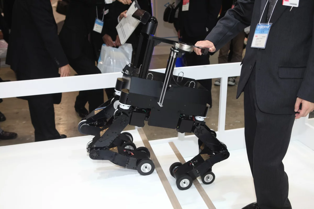 The NSK robot guide dog climbs stairs (Photo: gizmag.com)