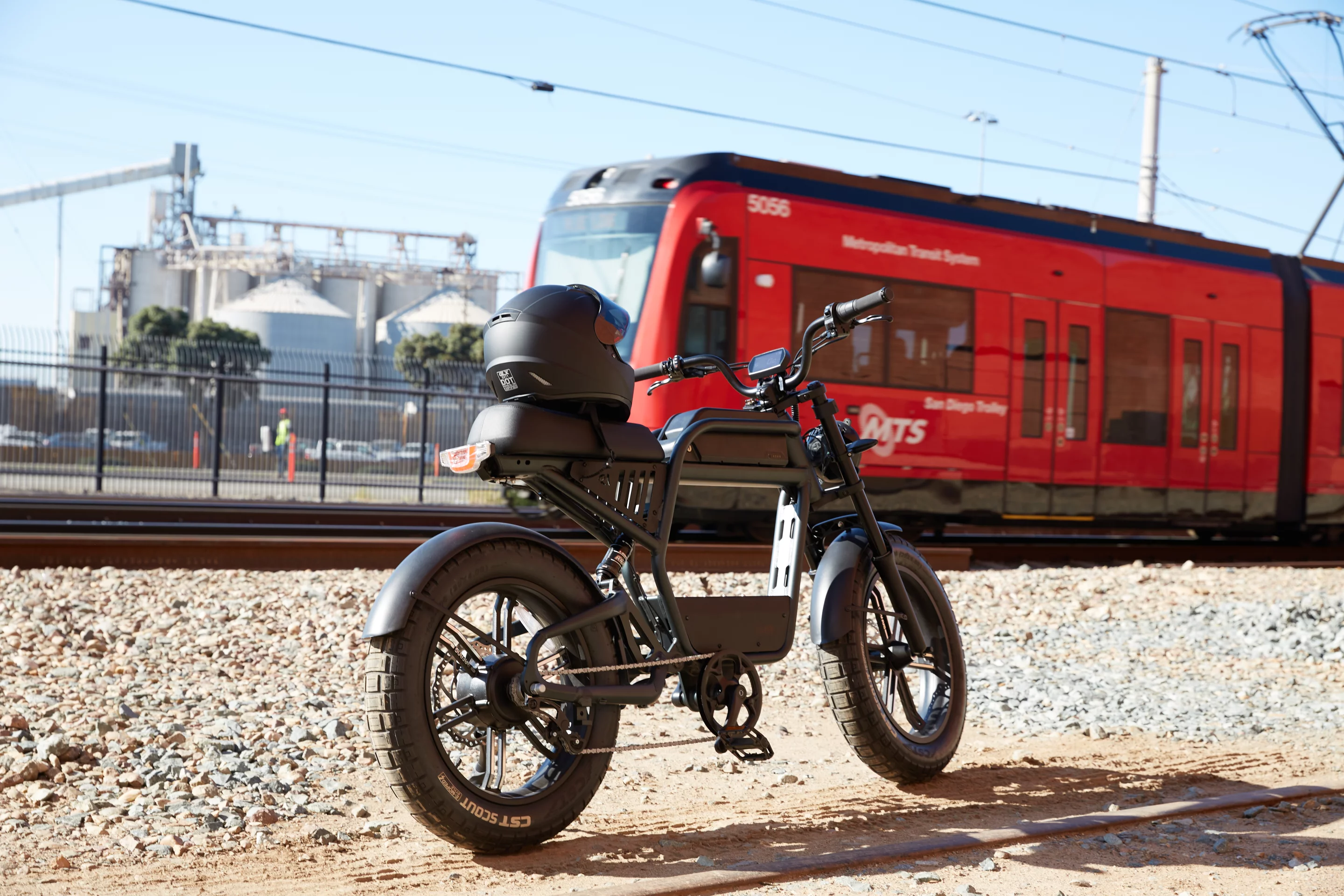 The Revv 1 Class 2 ebike features a 750-W geared hub motor, and either a 1,040-Wh or 780-Wh battery