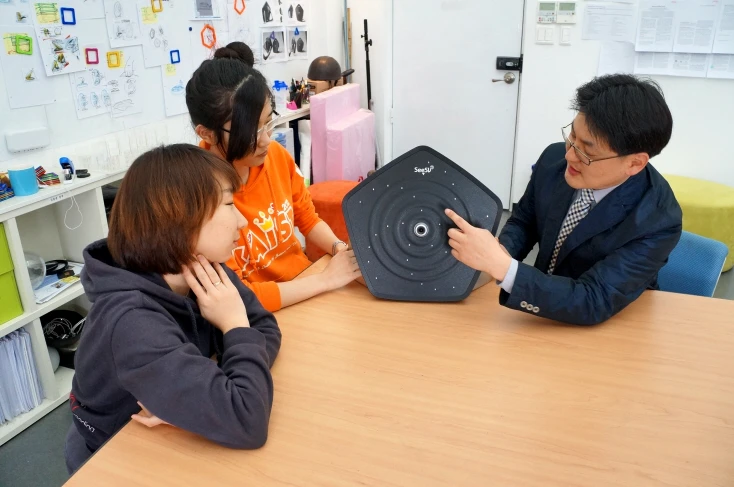 KAIST's Prof. Seok-Hyung Bae (right) with the SeeSV-S205 sound camera