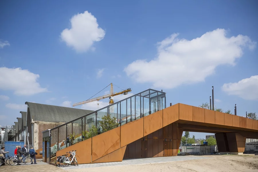 The Paleisbrug is clad in weather-proof steel