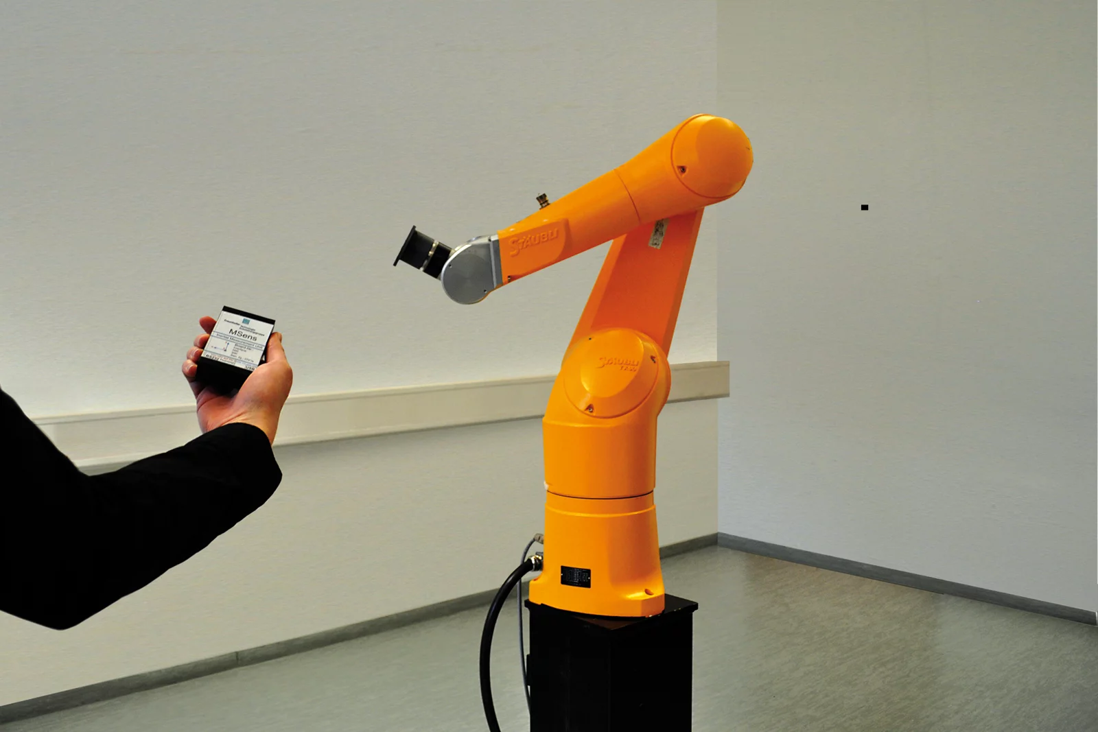 Fraunhofer researchers have developed a robot input device that uses inertial sensors to detect movements in free space (Image: Fraunhofer)