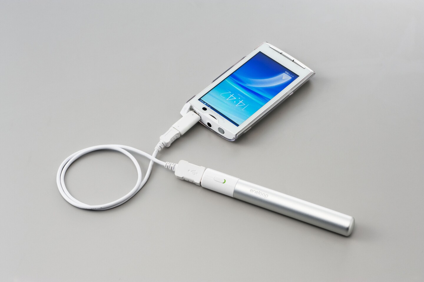 The eneloop stick booster contains a couple of AA-sized NiMH eneloop batteries and is good for 90 minutes at 5V/500mA output