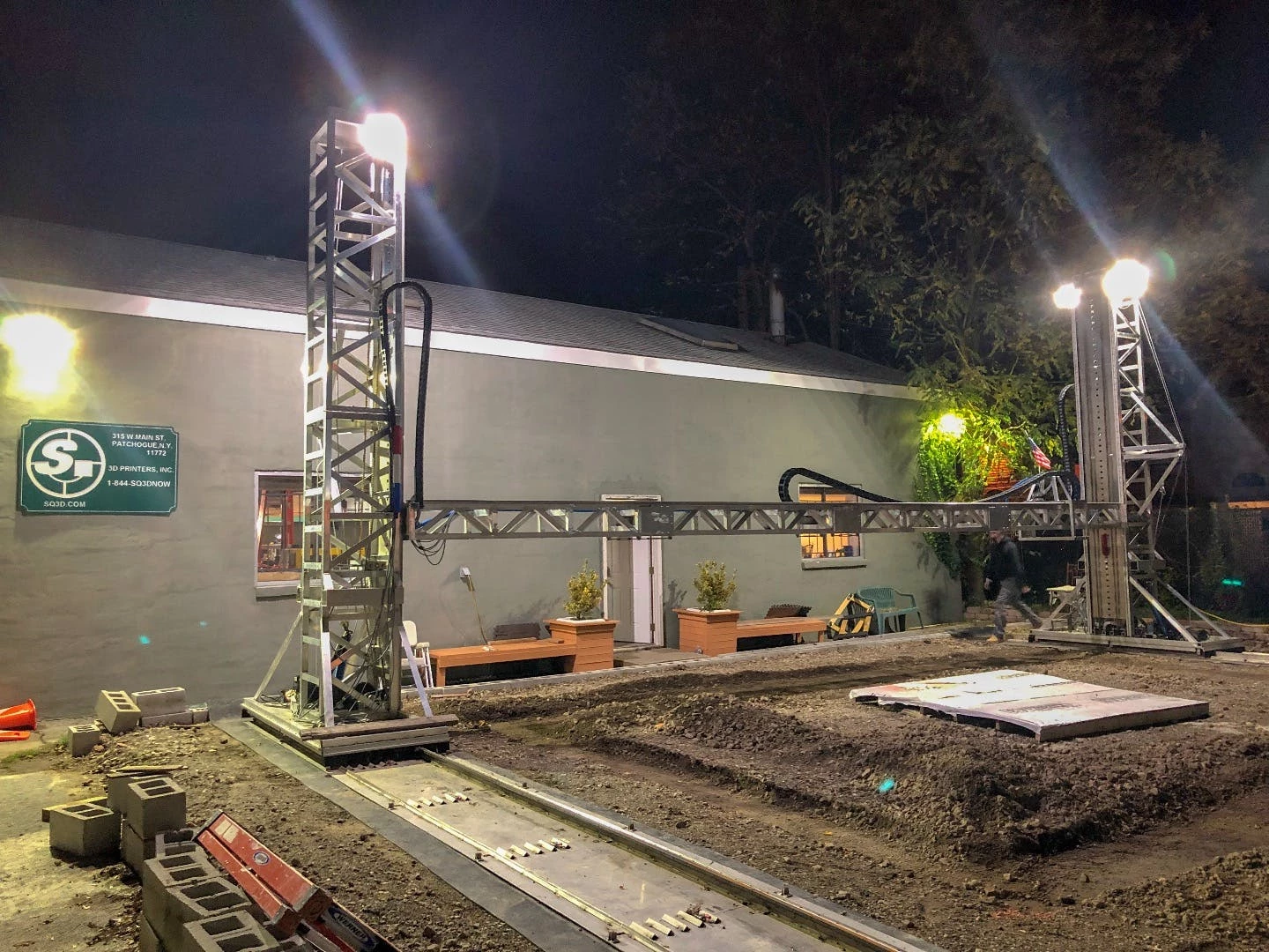 As was the case with other 3D-printed projects we've seen, once the SQ3D's 3D printer had done its work, laborers then finished off the roof and windows