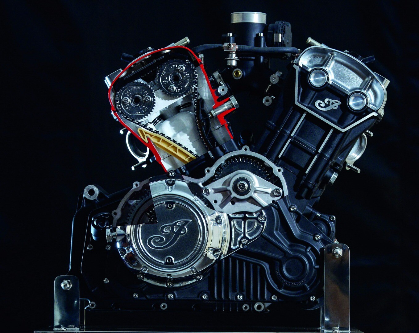 The Indian Scout Sixty's engine uses pistons with smaller diameter, 93 mm over the Scout's 96, resulting in a 61 ci (999 cc) displacement