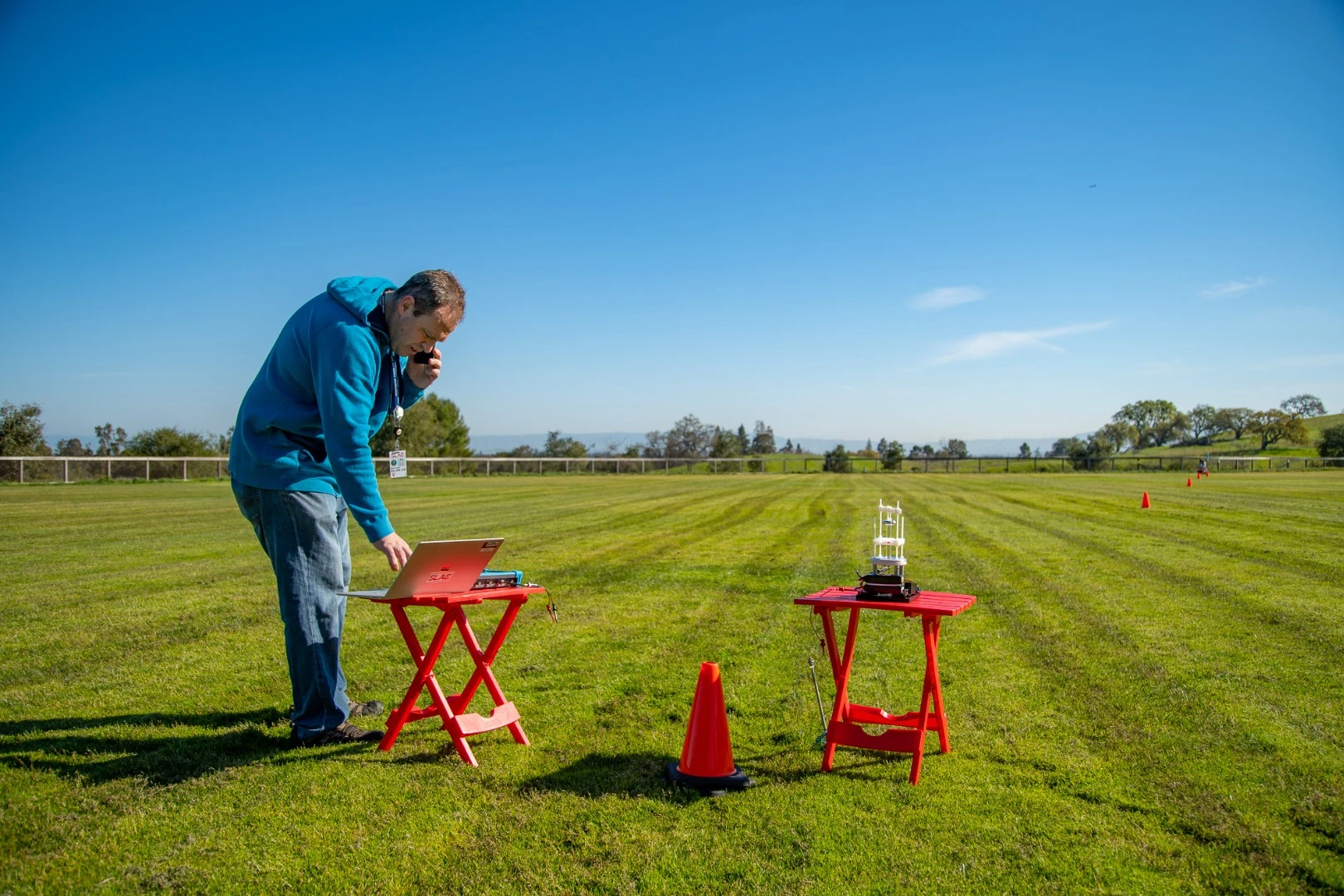 SLAC’s Mark Kemp and his collaborators are testing a new antenna for very low frequency (VLF) radiation by sending signals to a transmitter 100 feet away