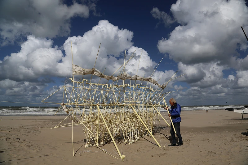 Theo with the Animaris Apodiacula (Photo: Theo Jansen)