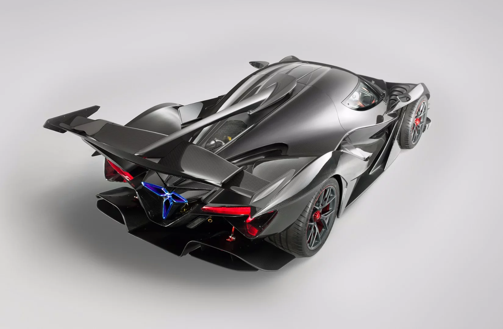 Apollo Intensa Emozione: an aerodynamic efficiency of 3.0 gives this 780-horsepower beast a top speed around 335kmh