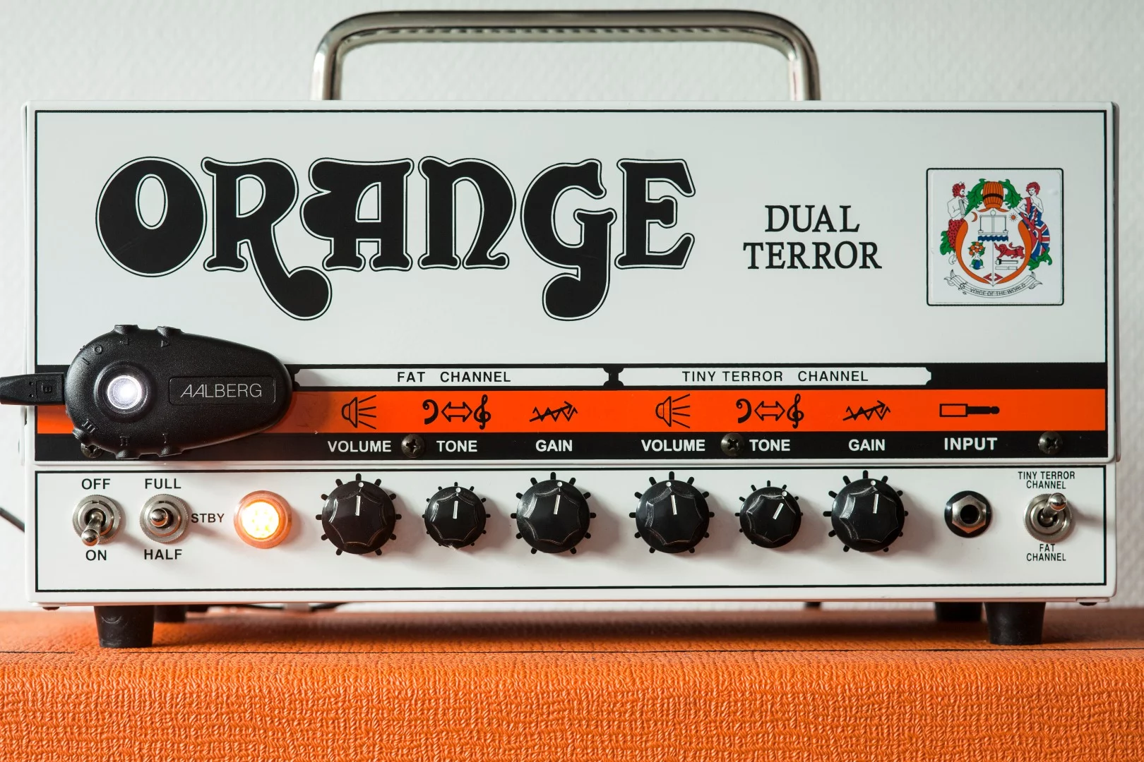 A Moon MO-1 ready to switch channels on this Orange Dual Terror head