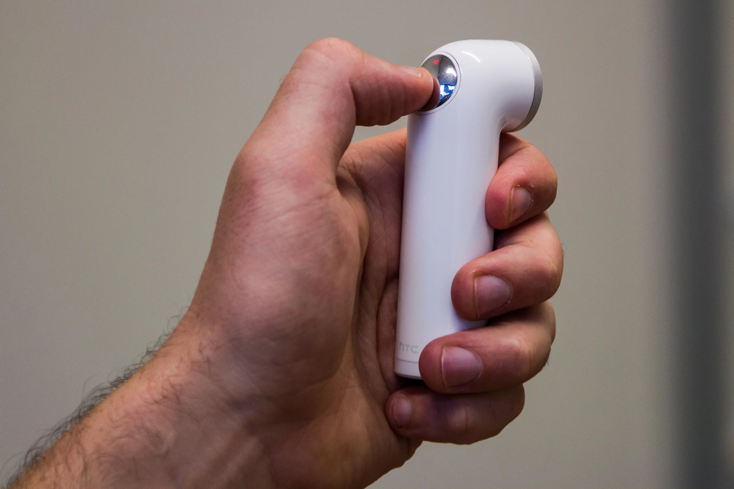 HTC's peculiar-looking RE camera is designed to fit snugly in the palm of your hand (Photo: Loz Blain/Gizmag.com)