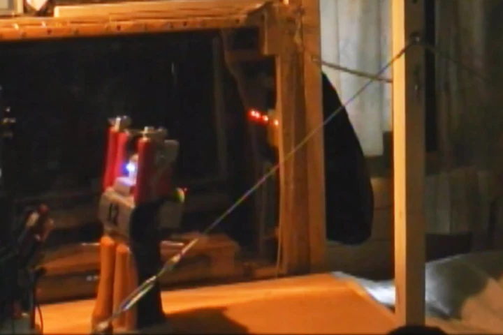 Hinamitetu's Horizontal Bar Gymnast Robot "sticks" a perfect landing