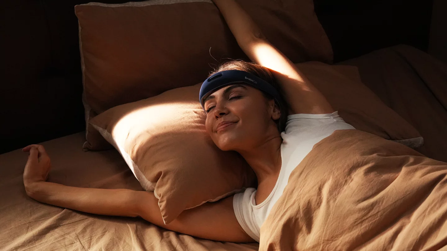 The kit comes with a thinner elastic band than this daytime one, if you need it for sleeping in