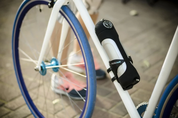 RideAir is a portable compressed air pump, that fills bicycle tires with the press of a button (Photo: DesignAir Innovations)