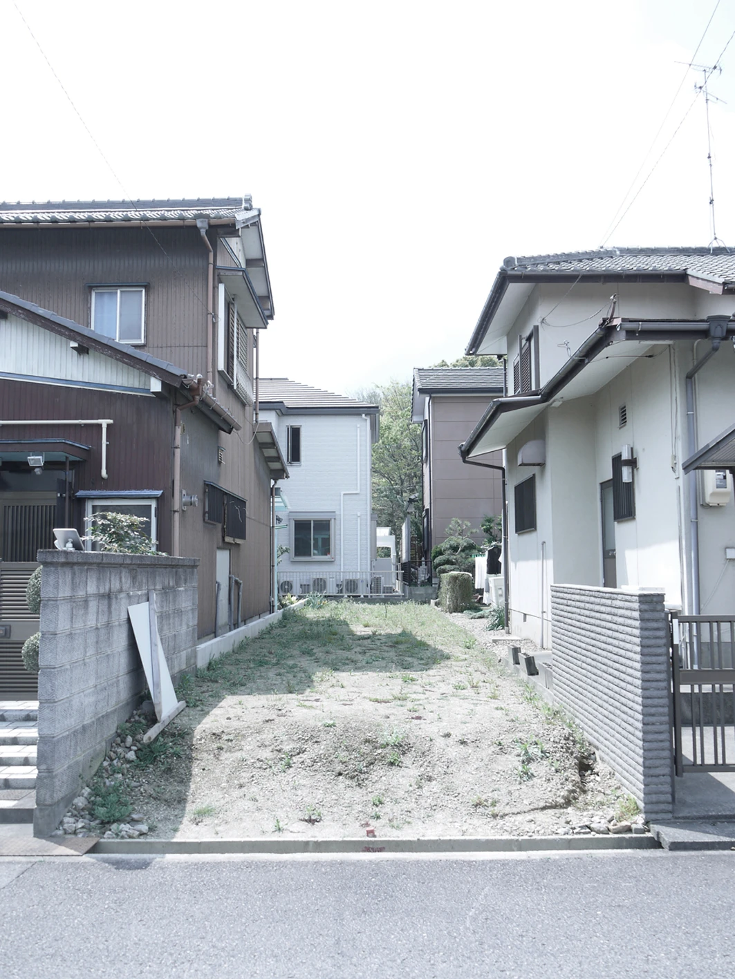 A photo taken of the plot before the house was built, showing just how narrow it is (Photo: Katsutoshi Sasaki and Associates)