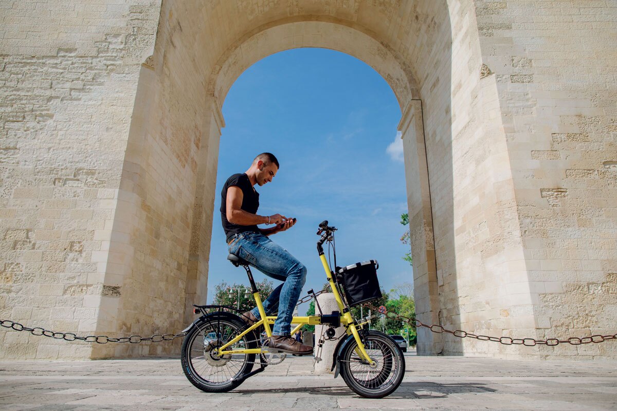 By blocking the tilt action, Tris Bike riders can stop without putting their feet down
