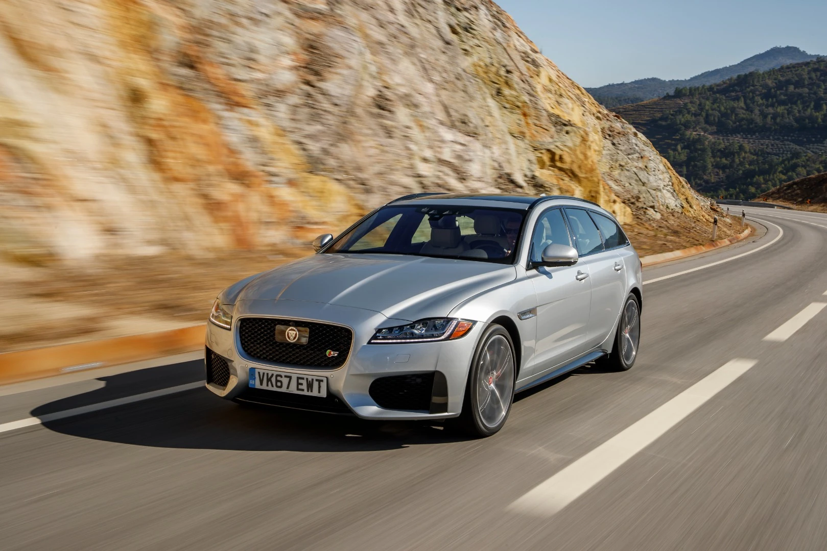 On the road, the 2018 XF Sportbrake handles very well, thanks to a better body balance from the larger estate style