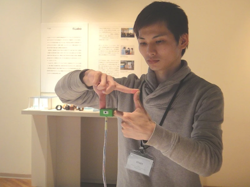 Ubi-Camera lets your fingers do the framing(Photo: DigInfo)