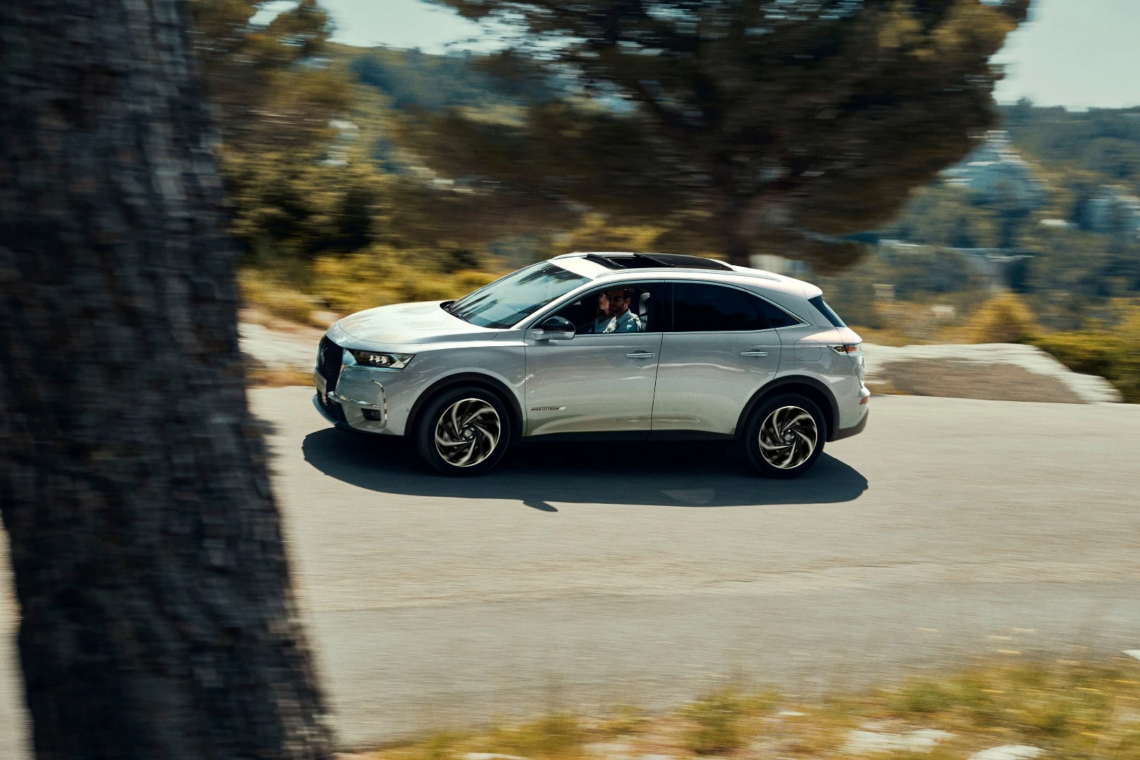 DS says that the Crossback E-Tense 4x4 can accelerate to 100km/h (0-62 mph) in about 6.5 seconds and from 80 to 120 km/h (50-70 mph) in about 4.4 more