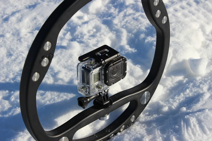 Despite its steel weights, the rig weighs in at a fairly reasonable 1.6 pounds (726 grams)