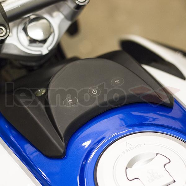 Easy to use even with gloves, three buttons control all the functions of the MP3 player